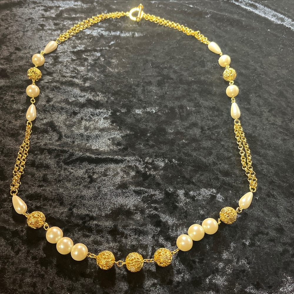 New ORIGINAL Gucci necklace in gold with pearls.